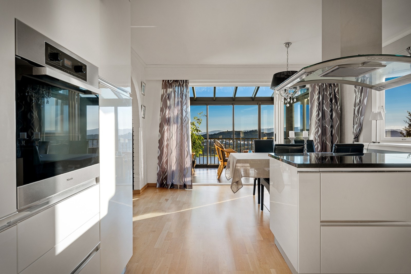 Fra kjøkken er det tilkomst til en nydelig innglasset veranda. Galleribilde