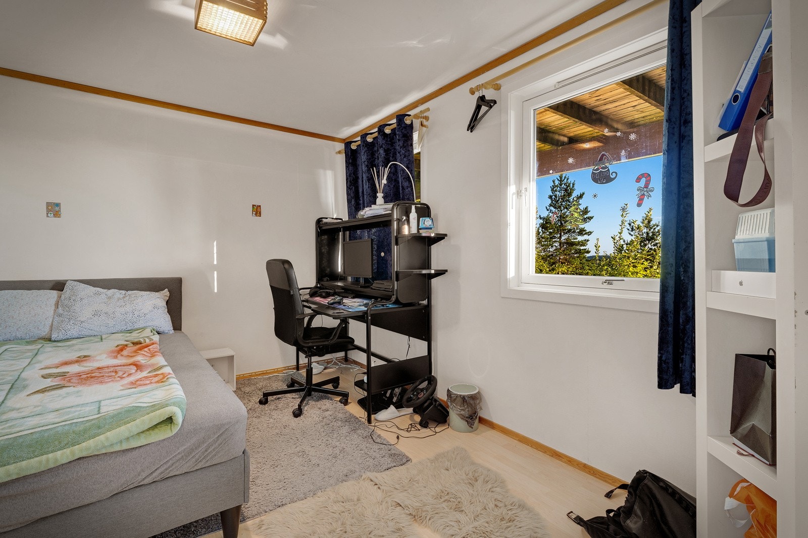 Det er to soverom i underetasjen/utleiedelen. Galleribilde