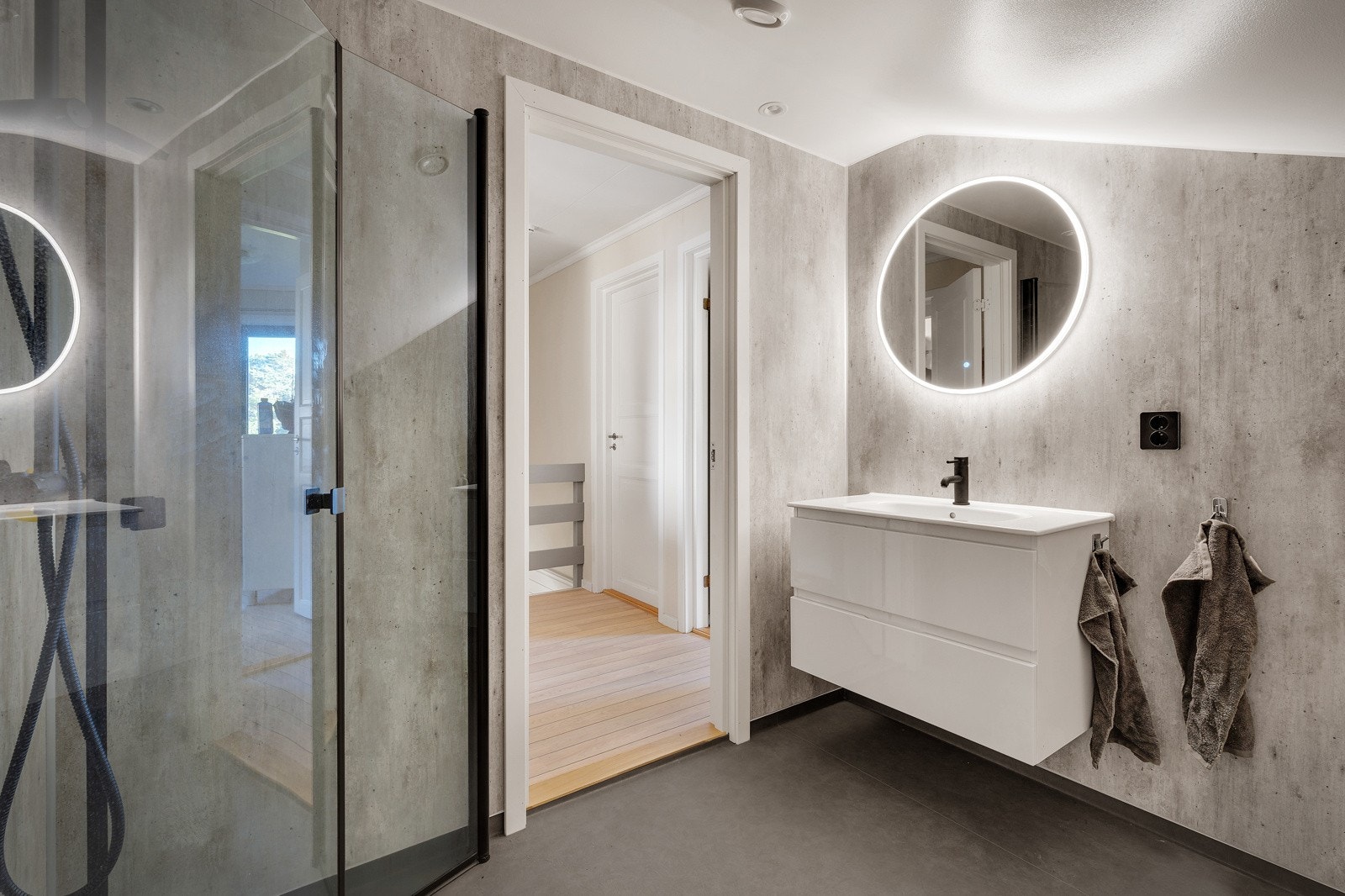 Super lekkert bad i øverste etasje med stilrene detaljer. Galleribilde