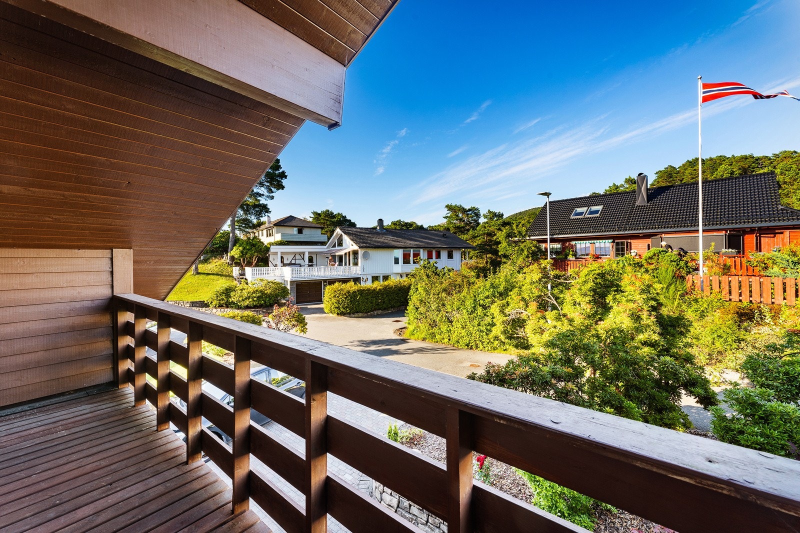 Balkongen er i motsetning til boligens øvrige uteplasser, vendt mot gaten og har utsikt over nabolaget. Her kan du nyte morgensolen som står på fra ca. kl. 06-12 på sommerstid. Galleribilde