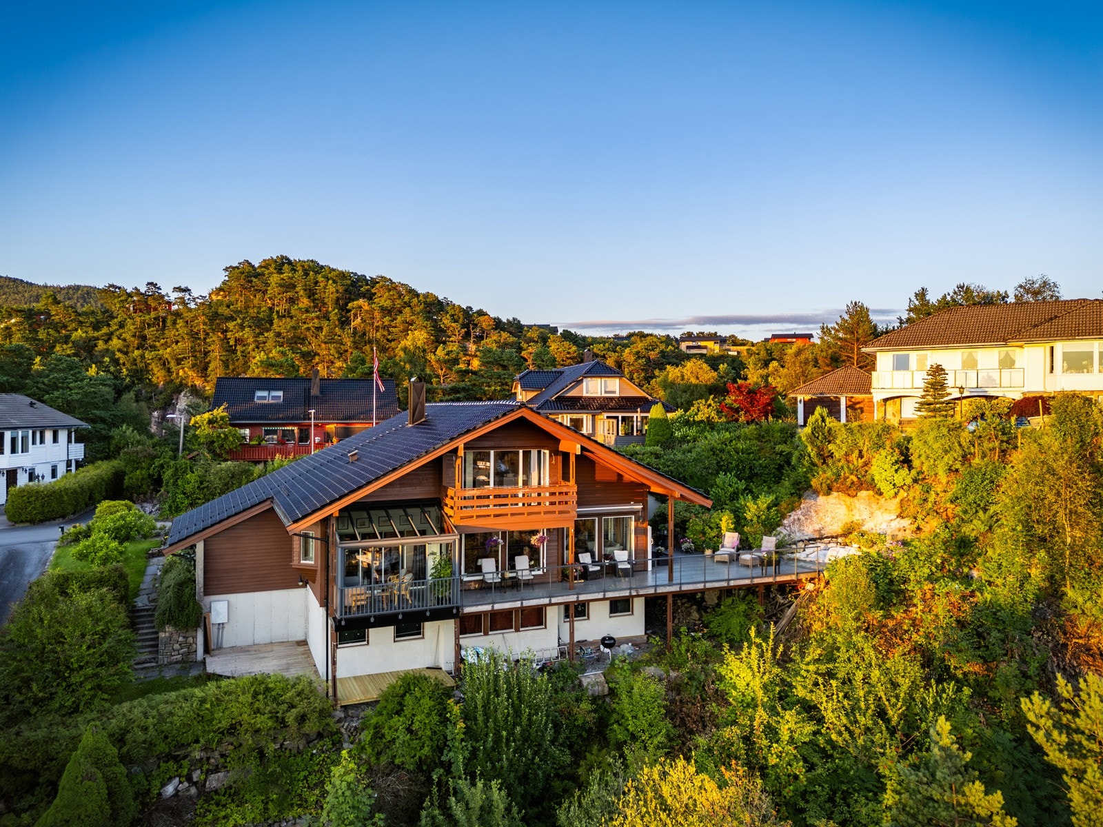 Taktekking inkl. renner/nedløp er fra 2020. Velstelt eiendom både innvendig og utvendig. Galleribilde