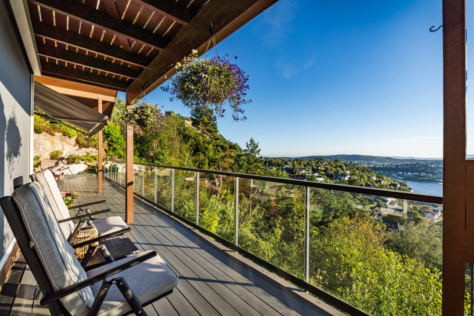 Boligen har fantastiske uteområder med nydelig utsikt over Sælevatnet. Galleribilde