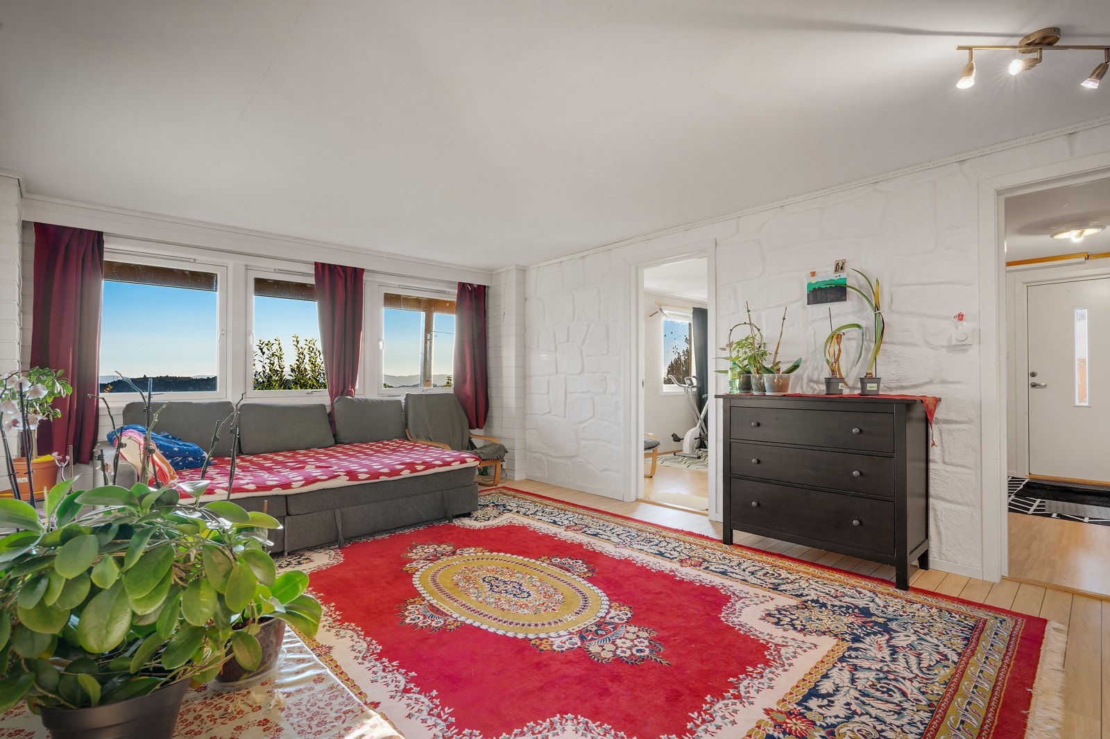 I underetasjen finner du en stor tilrettelagt utleiedel (ikke omsøkt avsperring av trappenedløp) Galleribilde