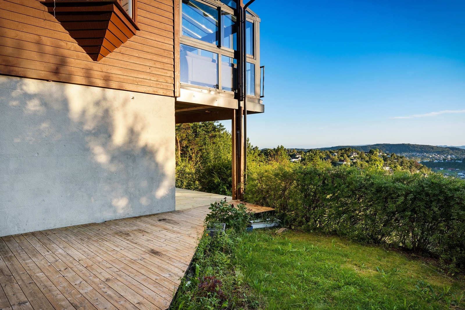 Terrassedekke ved inngangsparti til den utleide delen i u-etg. Denne er relativt usjenert ifht hoveddelen. Galleribilde