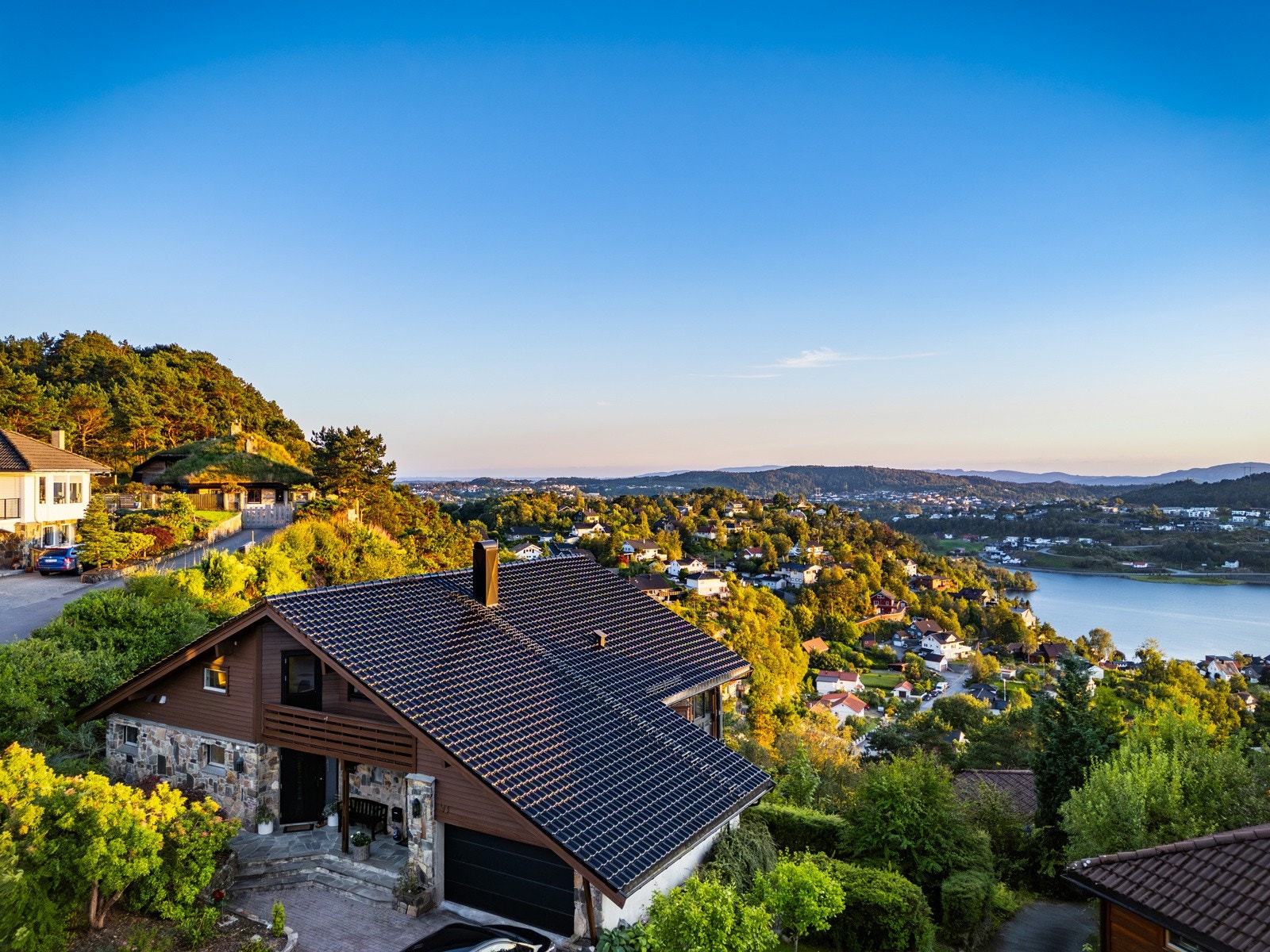 Idyllisk, høytliggende plassering i terrenget med vidstrak og åpen utsikt i front. Galleribilde