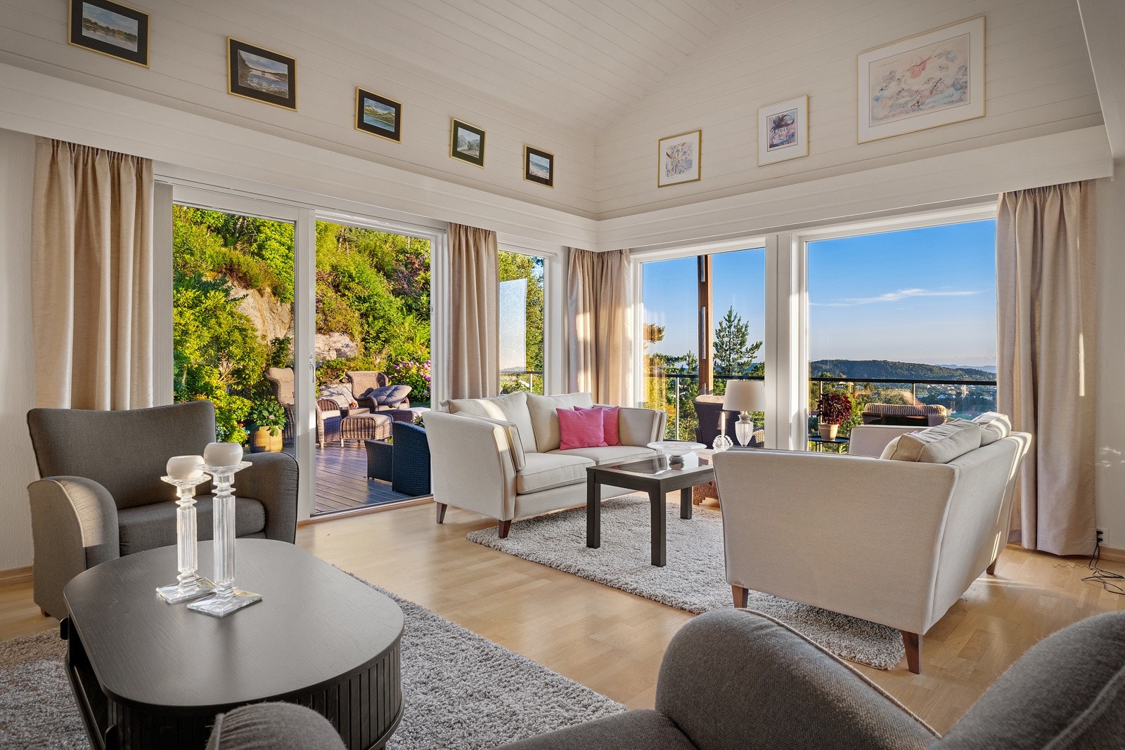 Generøse vindusflater i hele stuen slipper inn et fantastisk lysinnslipp og bidrar til det gode helhetsinntrykket av boligen. Galleribilde