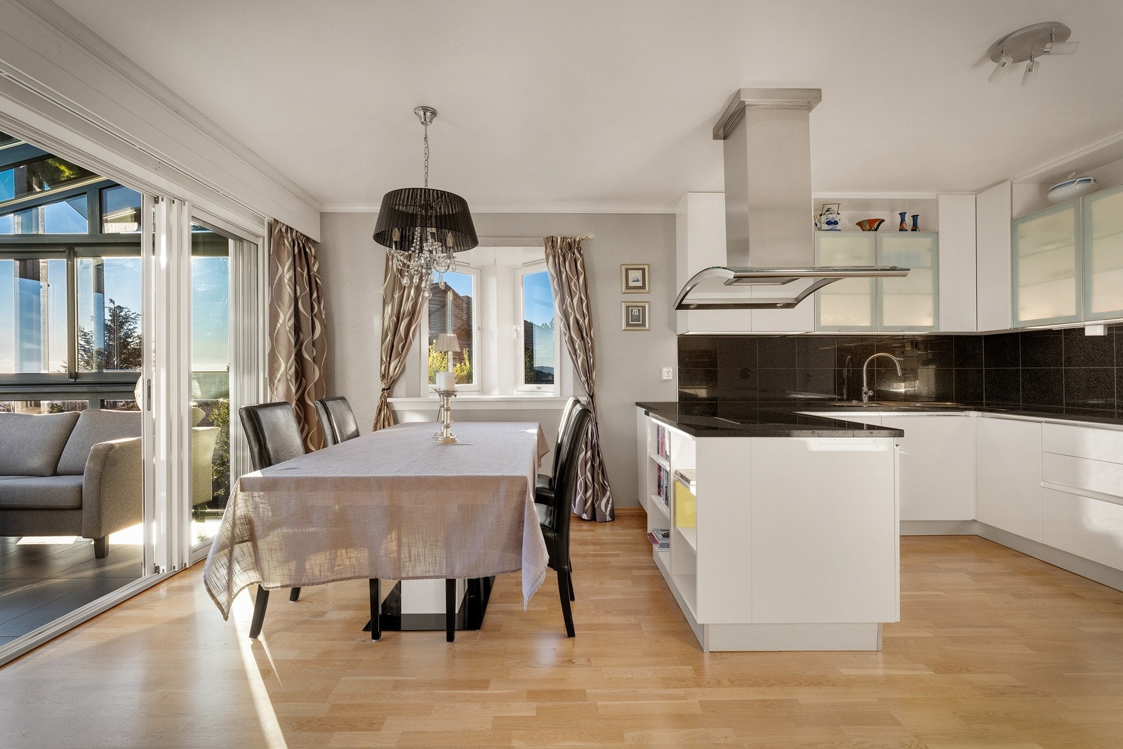 Ved kjøkkenet er det godt med plass til et hyggelig spisebord. Galleribilde