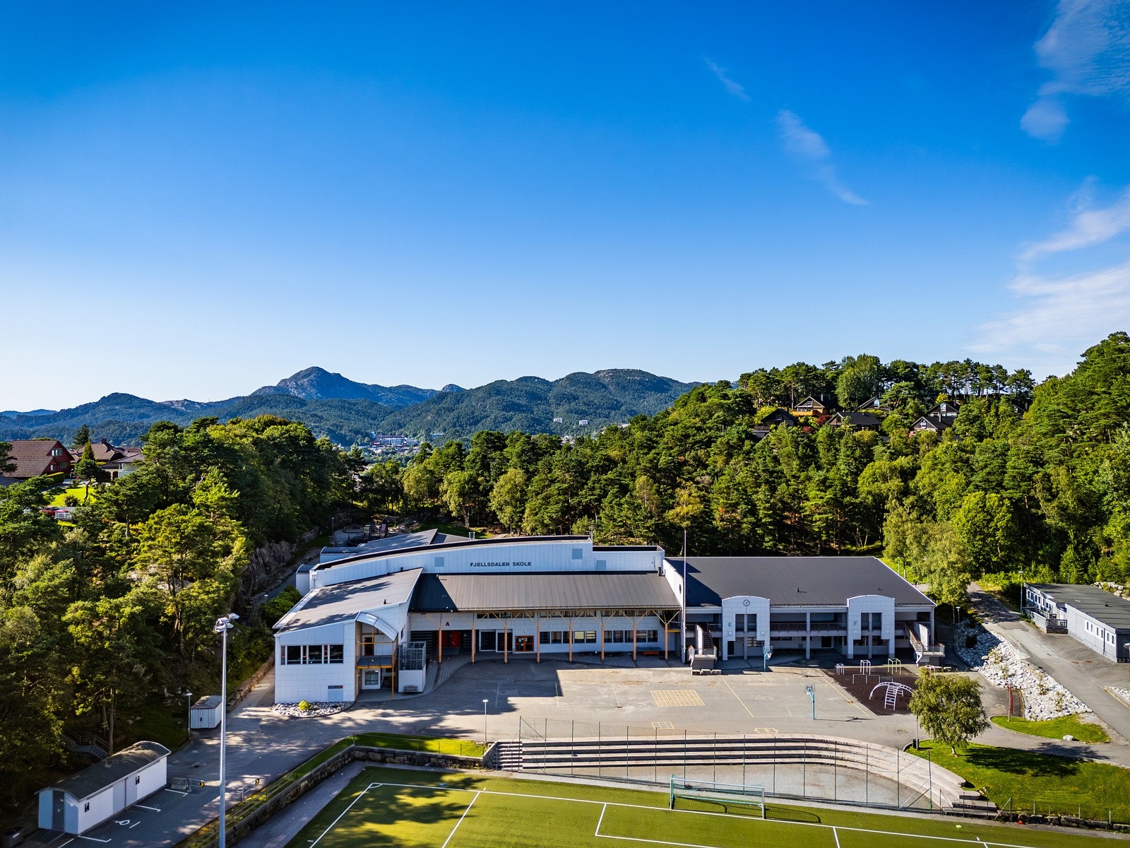 Like bak boligen finner du Fjellsdalen skole. Galleribilde
