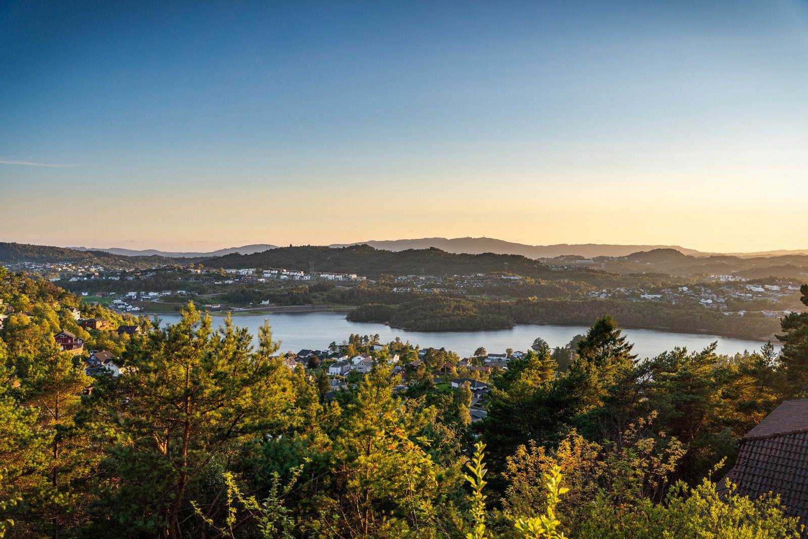 Boligen byr på en eksepsjonell utsikt fra flere av boligens rom og uteplasser. Galleribilde