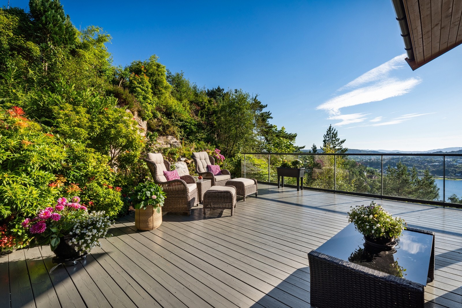 Nydelig terrasse med usedvanlig pen utsikt og meget gode solforhold. Solen titter frem på denne siden av huset ca. kl. 12. Galleribilde