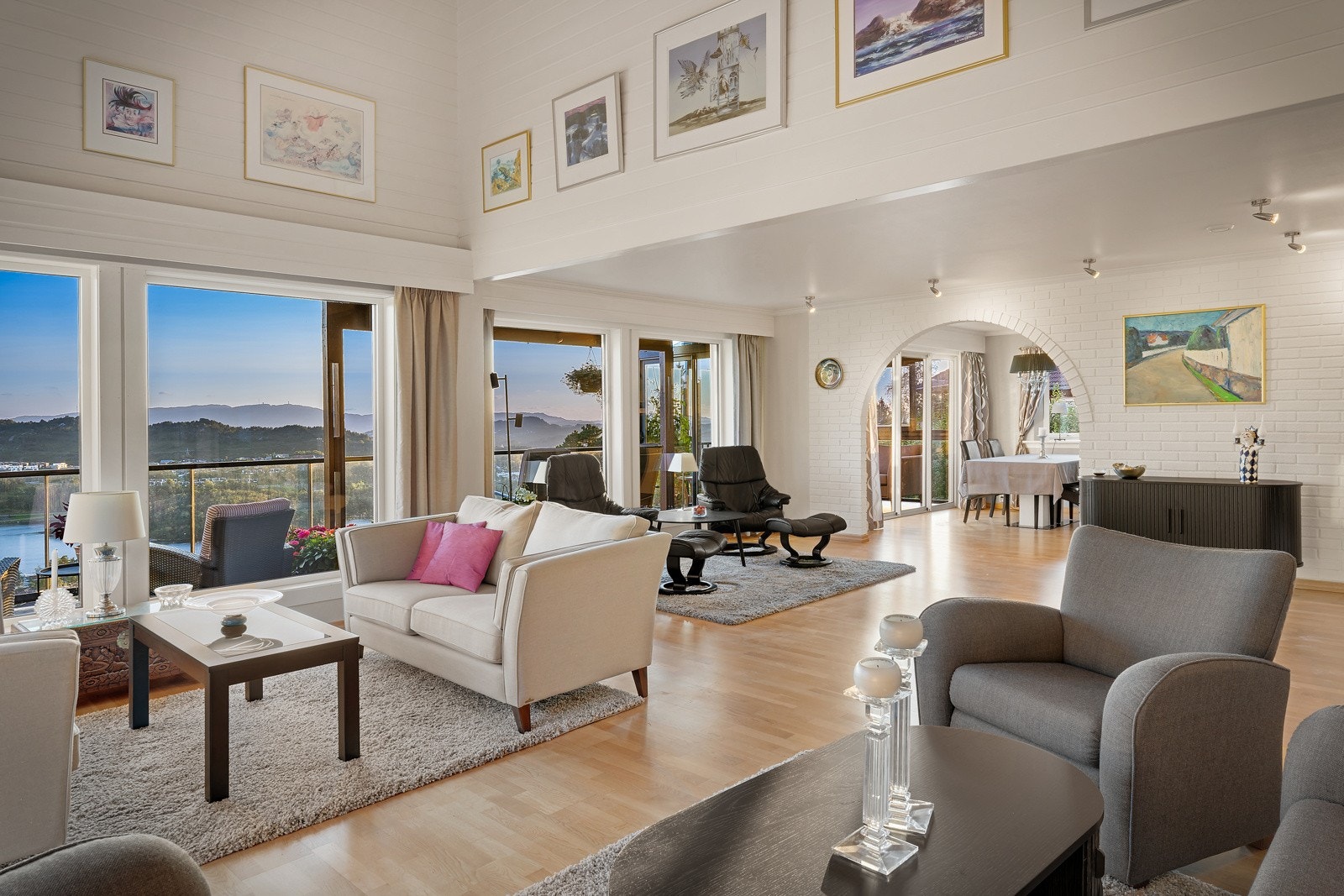 Stuen har en varierende takhøyde hvor høyeste punkt er hele 4,9 m. Galleribilde