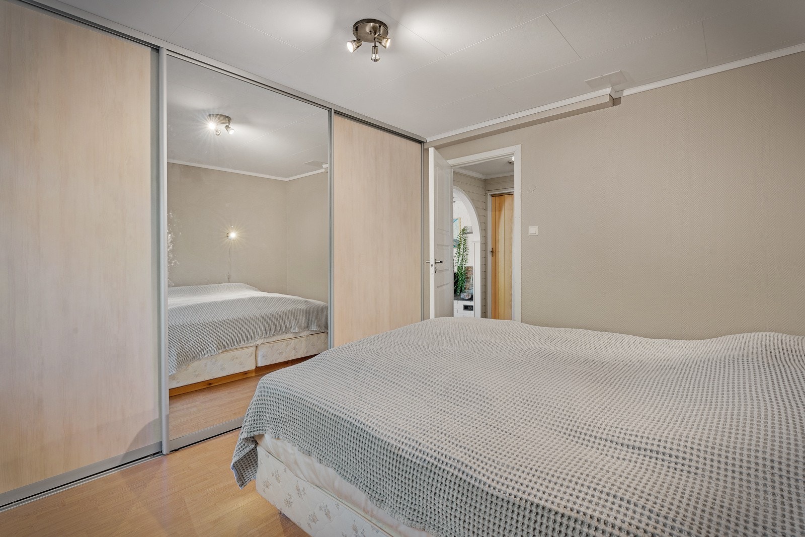 Det er innredet med en romslig, langstrakt skyvedørsgarderobe med supre oppbevaringsmuligheter. Galleribilde