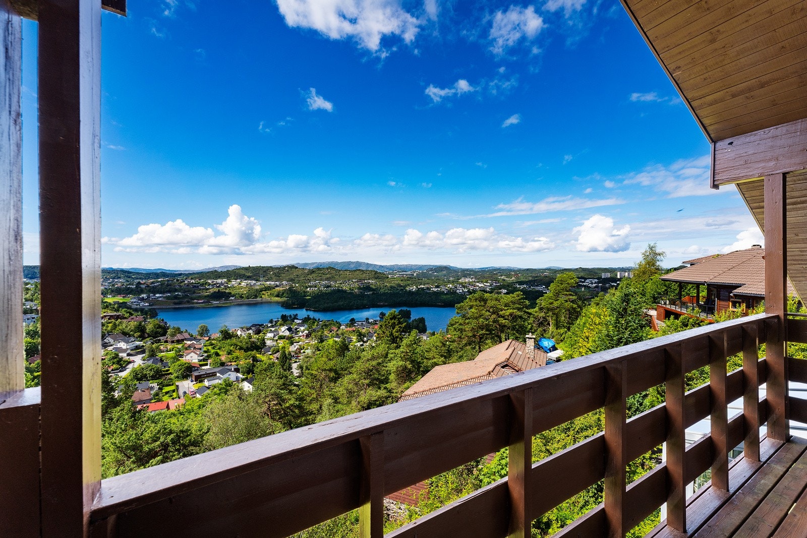Det er utgang til balkong fra loftstuen med suveren vidstrak utsikt. Galleribilde