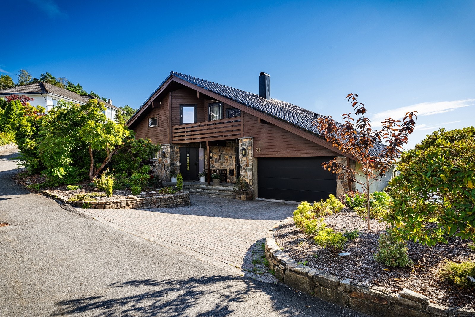 Parkering i integrert garasje og øvrig på egen tomt. Eiendommen har kun vært i denne familie sitt eie. Galleribilde