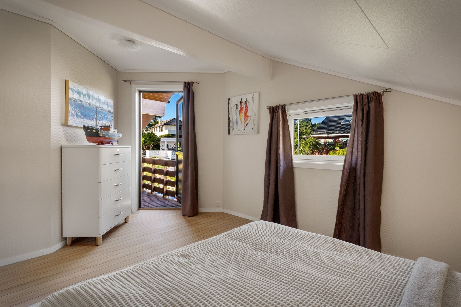 Det ene soverommet har tilkomst til en privat balkong. Galleribilde