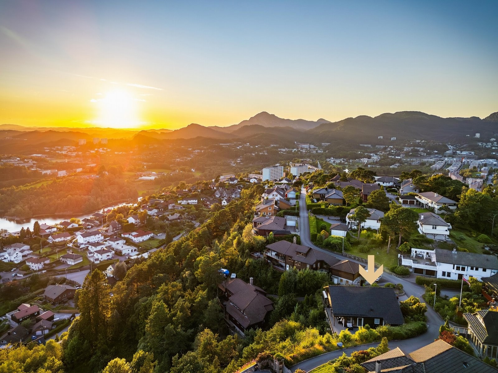 Velkommen til Rekdalsveien 93 | En meget innholdrik, stor familiebolig med nydelig utsikt. Galleribilde