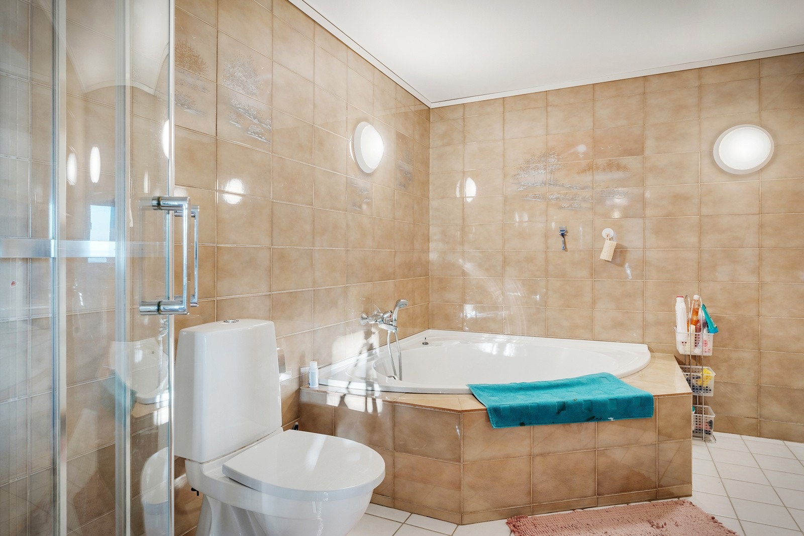 Helfliset bad i under etasjen med badekar - en luksusfølelse i hverdagen. Galleribilde