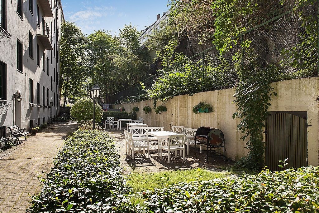 Hyggelig bakgård Galleribilde