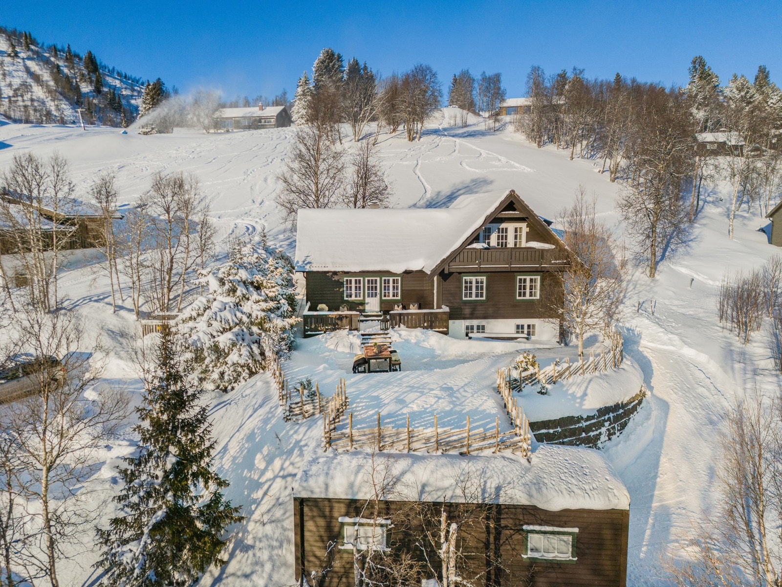 Hytten har en fantastisk beliggenhet, solrik og med ski in - ski out Galleribilde