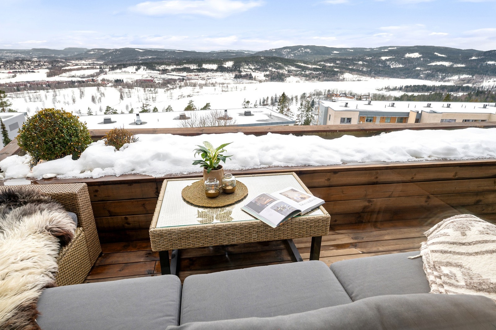Vestvendt terrasse på ca. 11 kvm med spektakulær utsikt! Her kan du nyte lange sommerkvelder i en privat og skjermet sone. Galleribilde