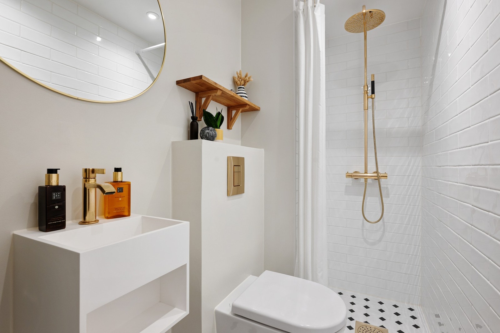 Delikat og innbydende flislagt bad fra 2021 i samme stil som hovedbad. Dette badet har praktisk adkomst fra entreén. Galleribilde
