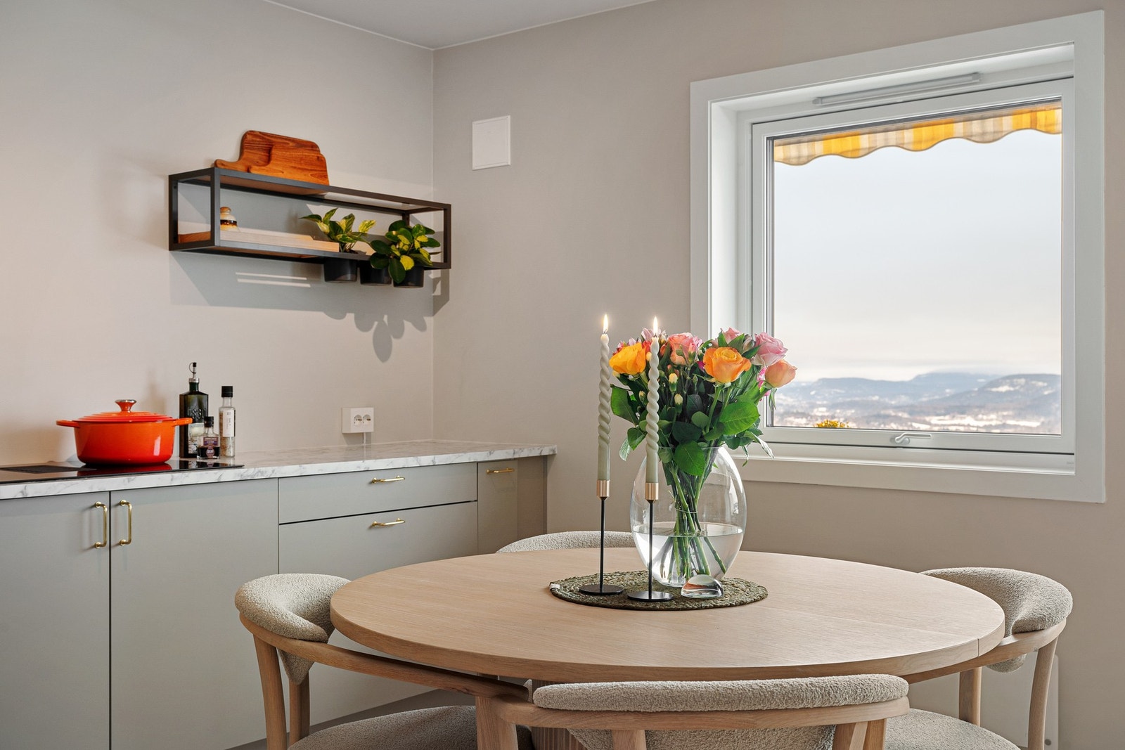 Lyst og hyggelig spiseområde med flott utsikt. Kjøkken og stue har en åpen løsning som skaper en sosial og innbydende atmosfære. Galleribilde