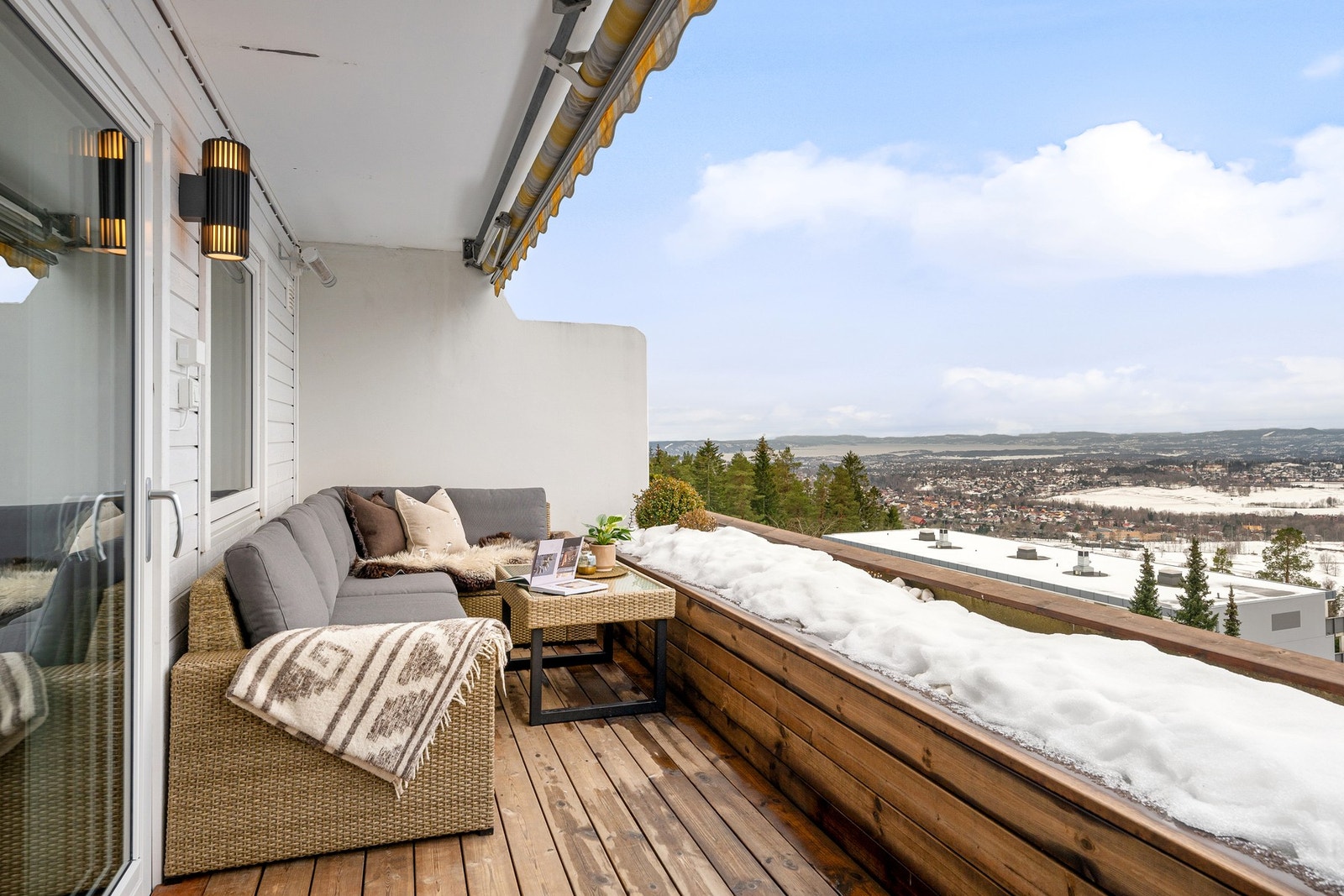 Lys og innbydende leilighet med høy standard og gjennomførte detaljer. Vestvendt terrasse på ca. 11 kvm med fantastisk utsikt over byen og fjorden! Galleribilde