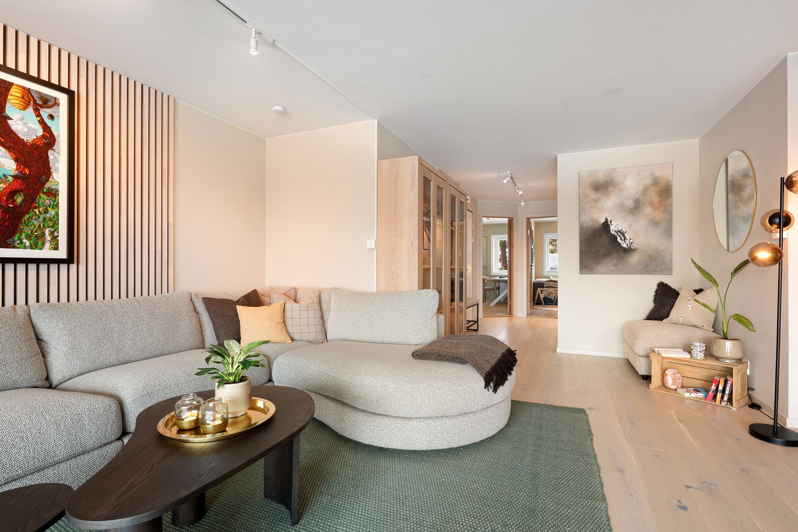Lys og romslig stue med gjennomgående planløsning. God plass til både sofagruppe og spiseplass. Felleskostnader inkluderer varmtvann og TV/bredbånd. Galleribilde