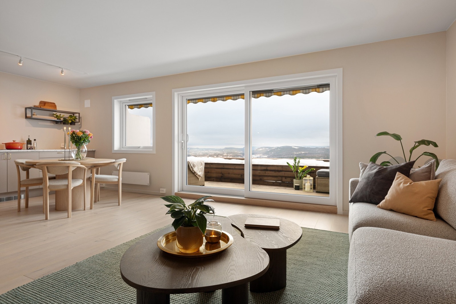 I 2024 gjennomførte borettslaget en omfattende fasaderehabilitering, inkludert isolering av vegger, utskiftning av vinduer, ny balkongdør på østvendt balkong og ny skyvedør på vestvendt terrasse. Galleribilde