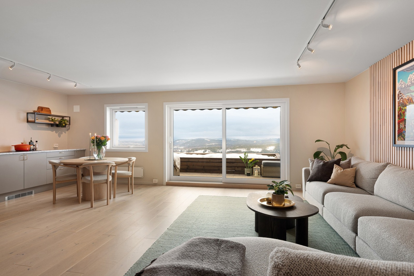 Lys og romslig stue med store vindusflater og skyvedør som slipper inn rikelig med dagslys. Vestvendt beliggenhet gir flott utsikt og gode solforhold. Galleribilde