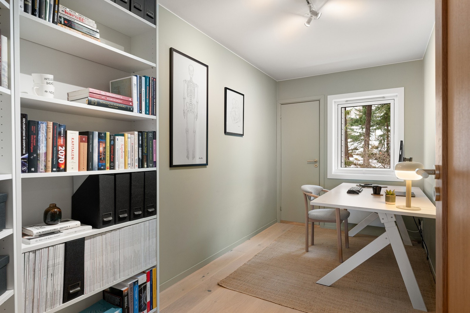 Fleksibelt rom med mange muligheter - i dag innredet som kontor med plass til både arbeidsstasjon og oppbevaring. Galleribilde