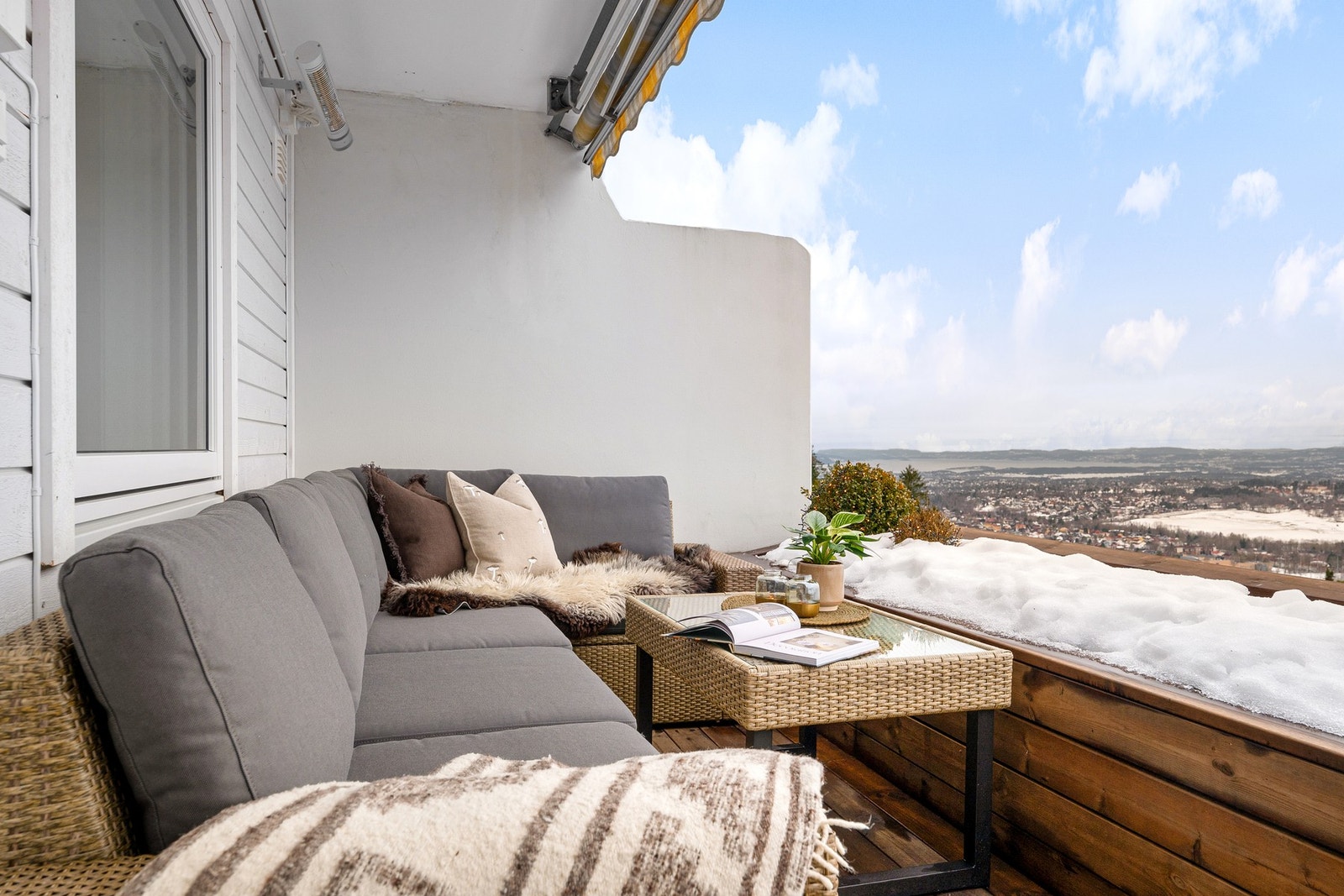 Terrassen er godt utstyrt med terrassebord, innkasset blomstertrau, utvendig belysning, stikkontakt og markise. Galleribilde