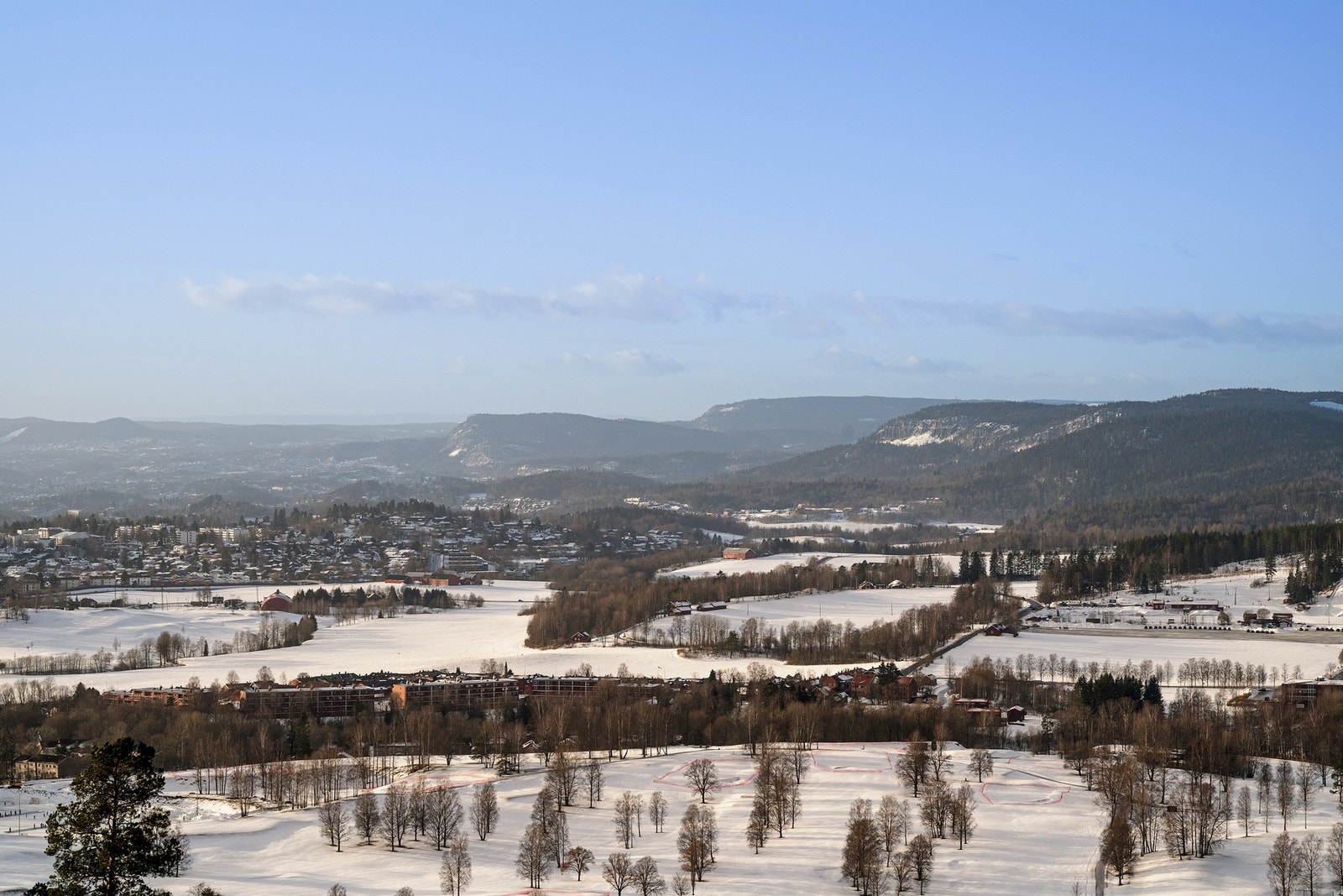 Spektakulær utsikt mot Bogstadvannet og Bærumsmarka m.m.! Her bor du høyt og fritt med fantastiske solforhold og naturen rett utenfor døren. Galleribilde