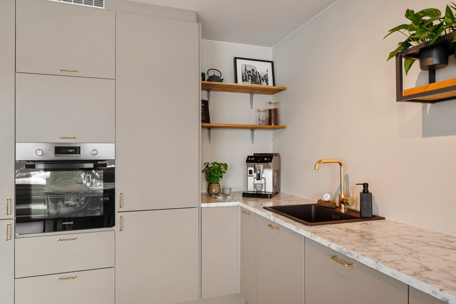 Moderne kjøkken med slette fronter og integrerte hvitevarer. Benkeplate i laminat med nedfelt oppvaskkum og ett-greps armatur. Praktisk og gjennomført design! Galleribilde