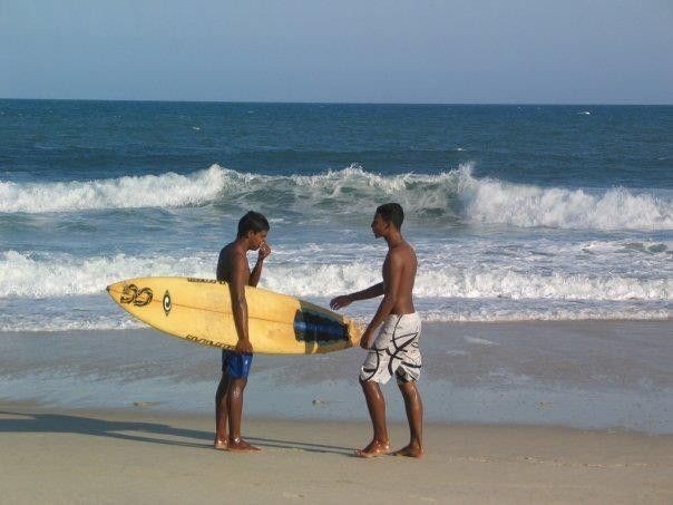 Surfing er populært blant de lokale Galleribilde