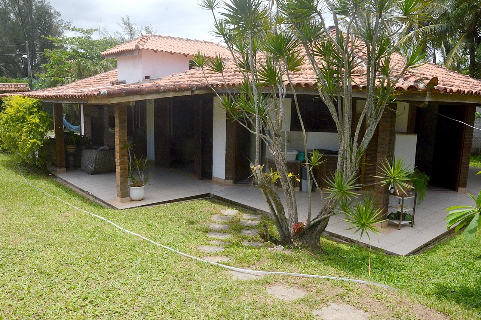 Eiendommen har en stor hage med plen Galleribilde