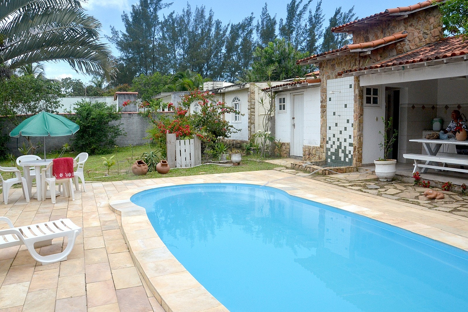 Basseng og grill-kjøkken ved annekset Galleribilde