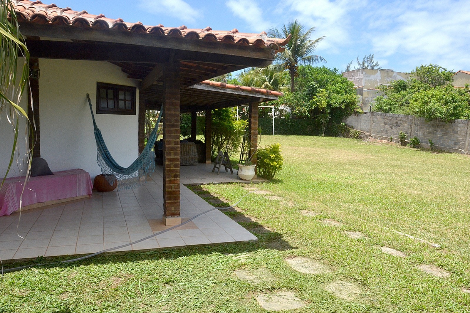 Rundt store deler av hovedhuset har det blitt murt opp en terrasse Galleribilde