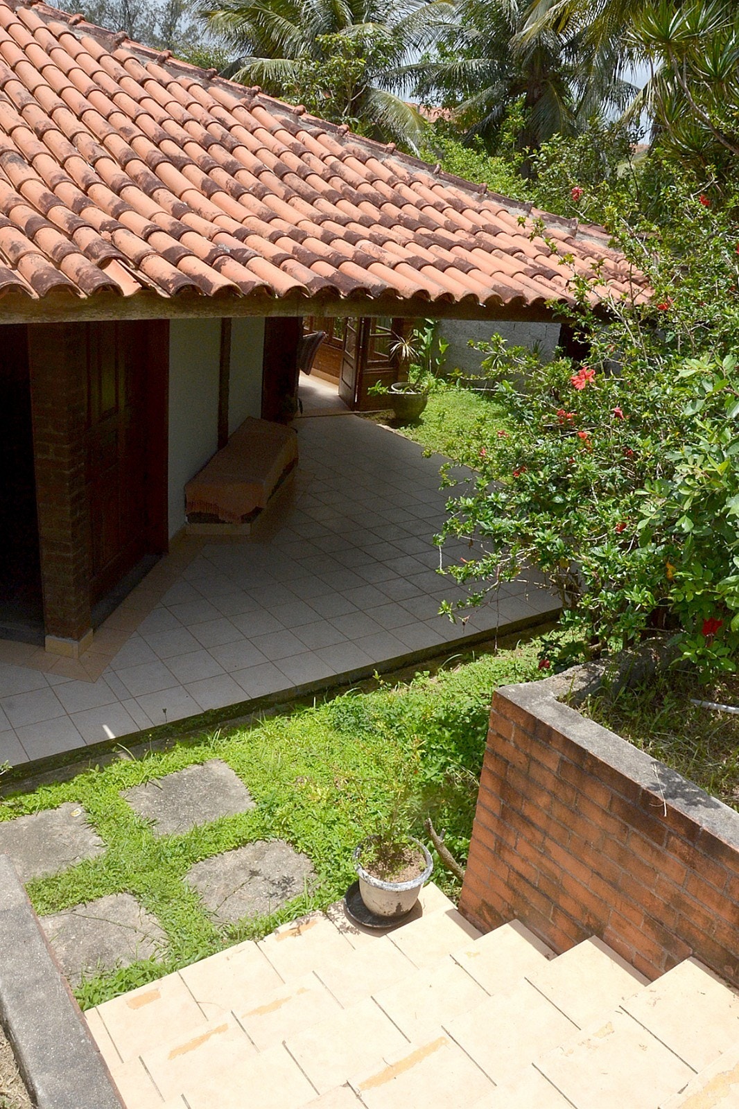 Fra trapp i hagen ned mot hovedhuset Galleribilde