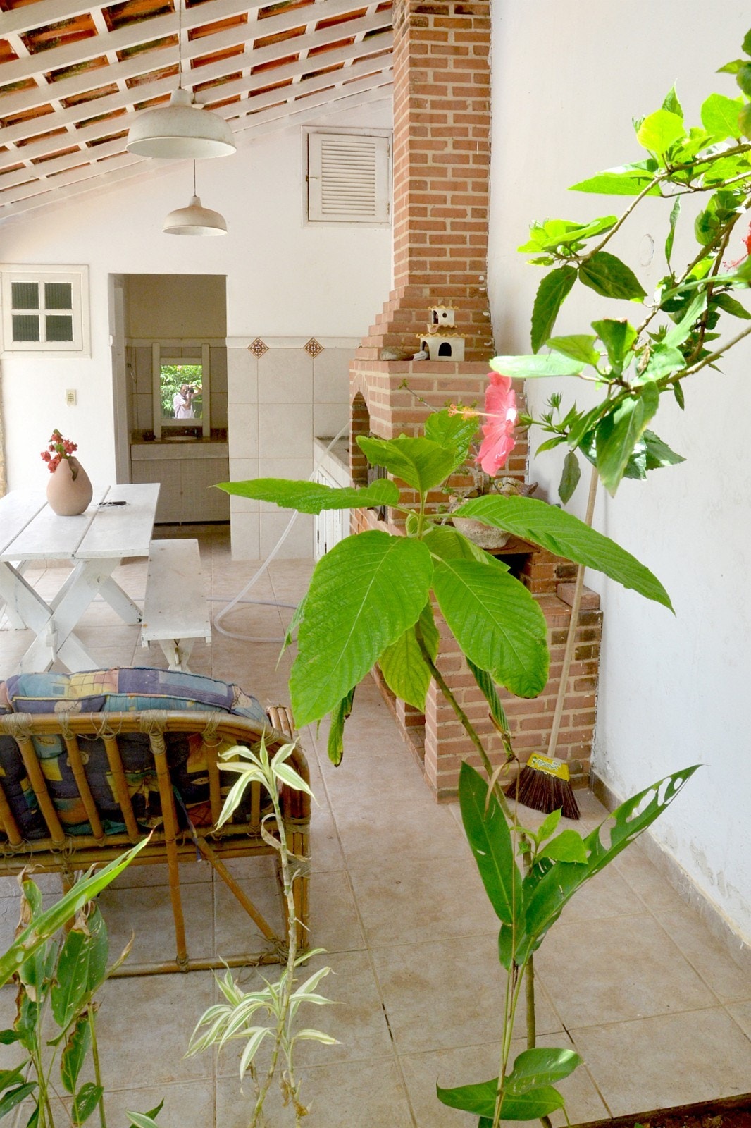 Grill-kjøkken og sittegruppe ved annekset Galleribilde