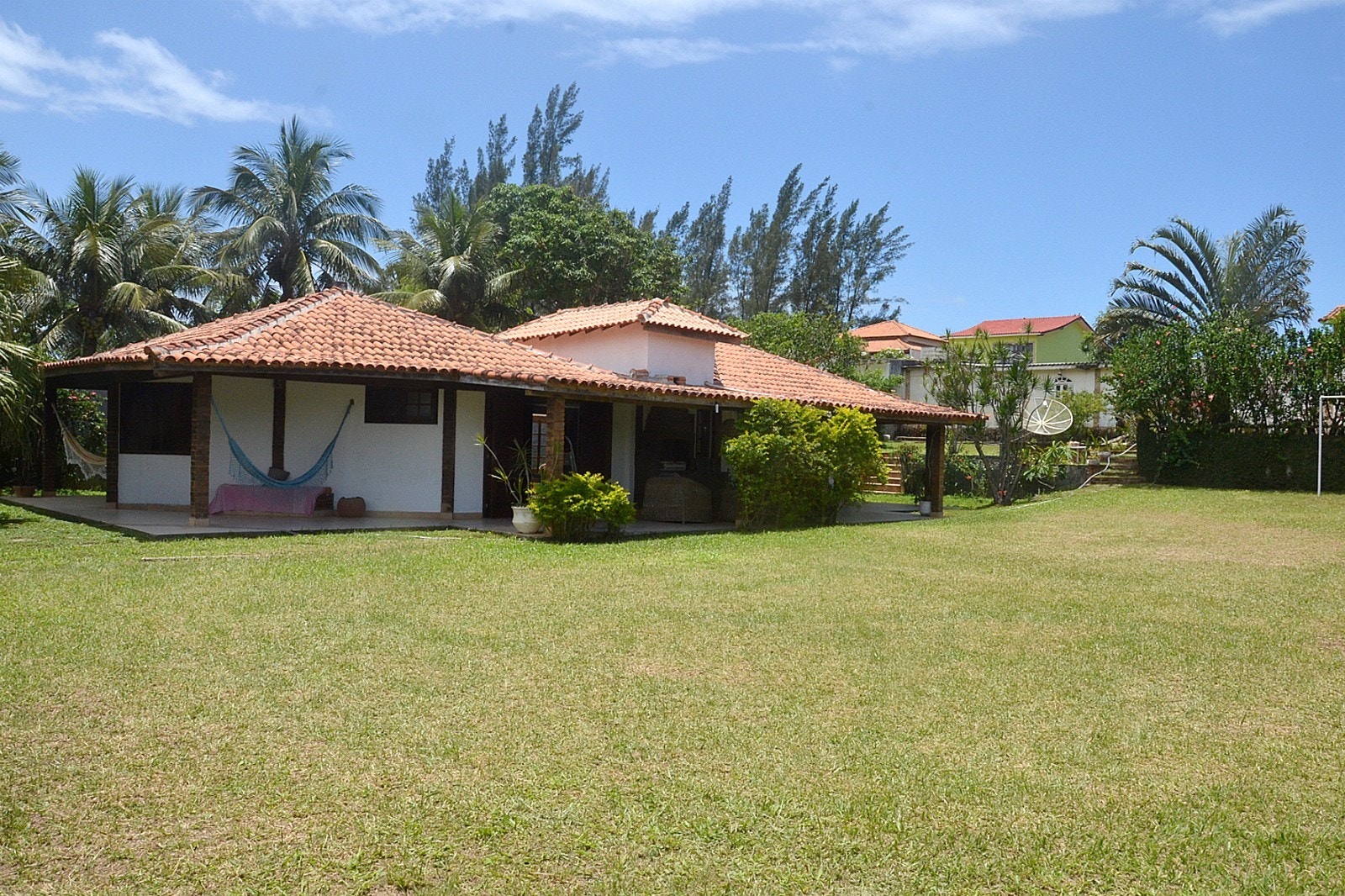 Eiendommen har en stor hage med plen Galleribilde