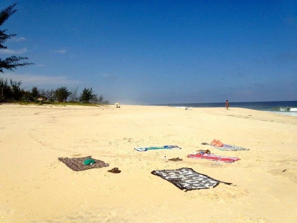 Stranden er stor og det er lett å finne et sted for seg selv om ønskelig Galleribilde