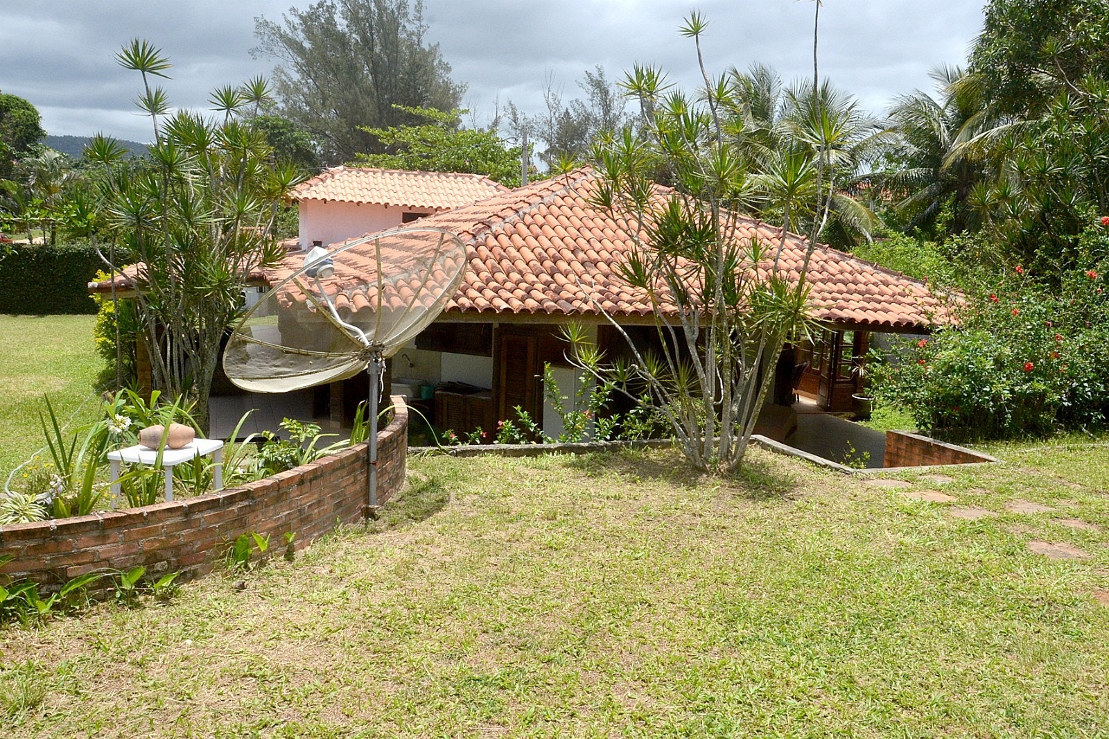 Ved annekset ligger hagen på et litt høyere nivå i terrenget Galleribilde