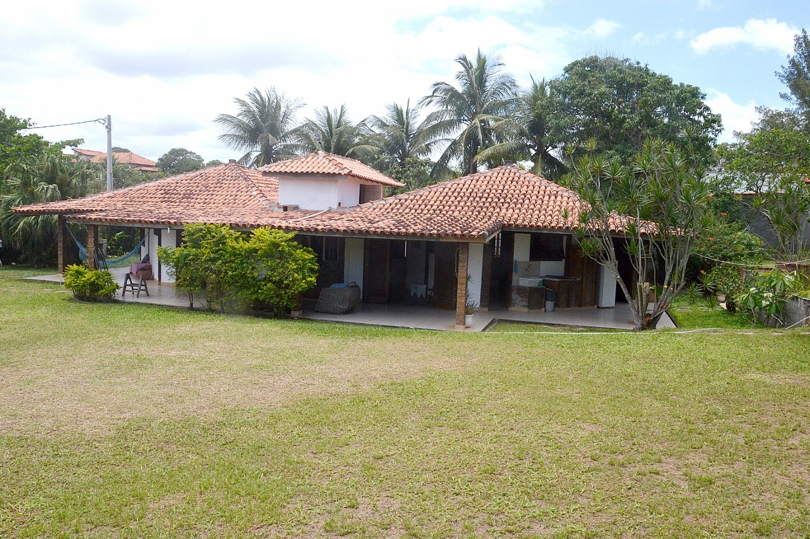 Eiendommen har en stor hage med plen Galleribilde