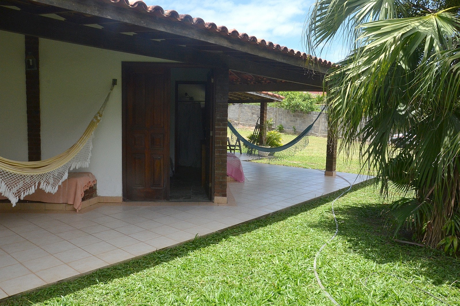 Rundt store deler av hovedhuset har det blitt murt opp en terrasse Galleribilde