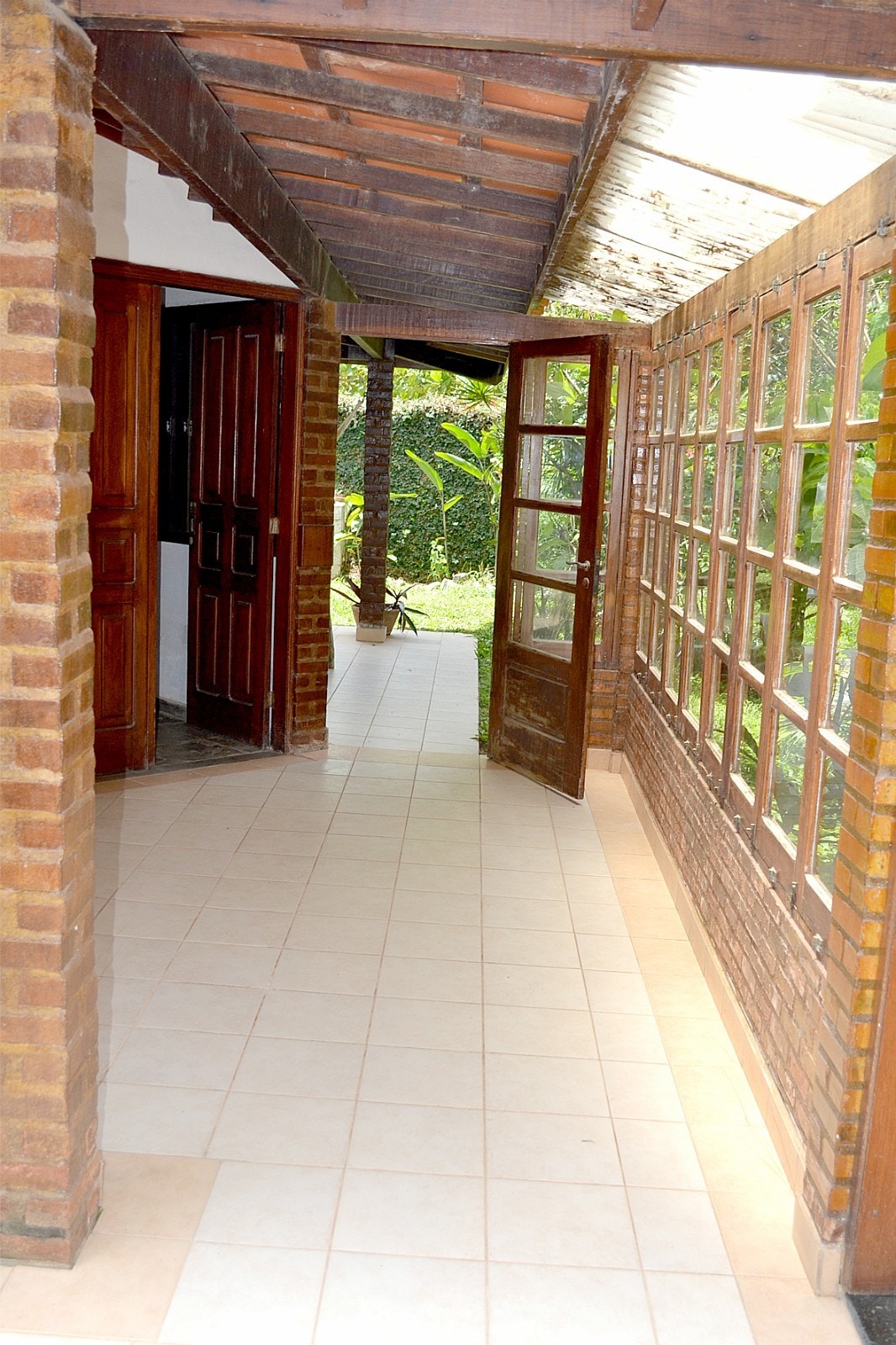 Spisestue / innebygget atrium med delvis glasstak Galleribilde