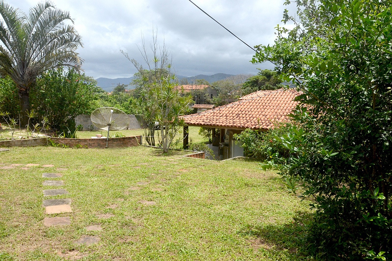 Ved annekset ligger hagen på et litt høyere nivå i terrenget Galleribilde
