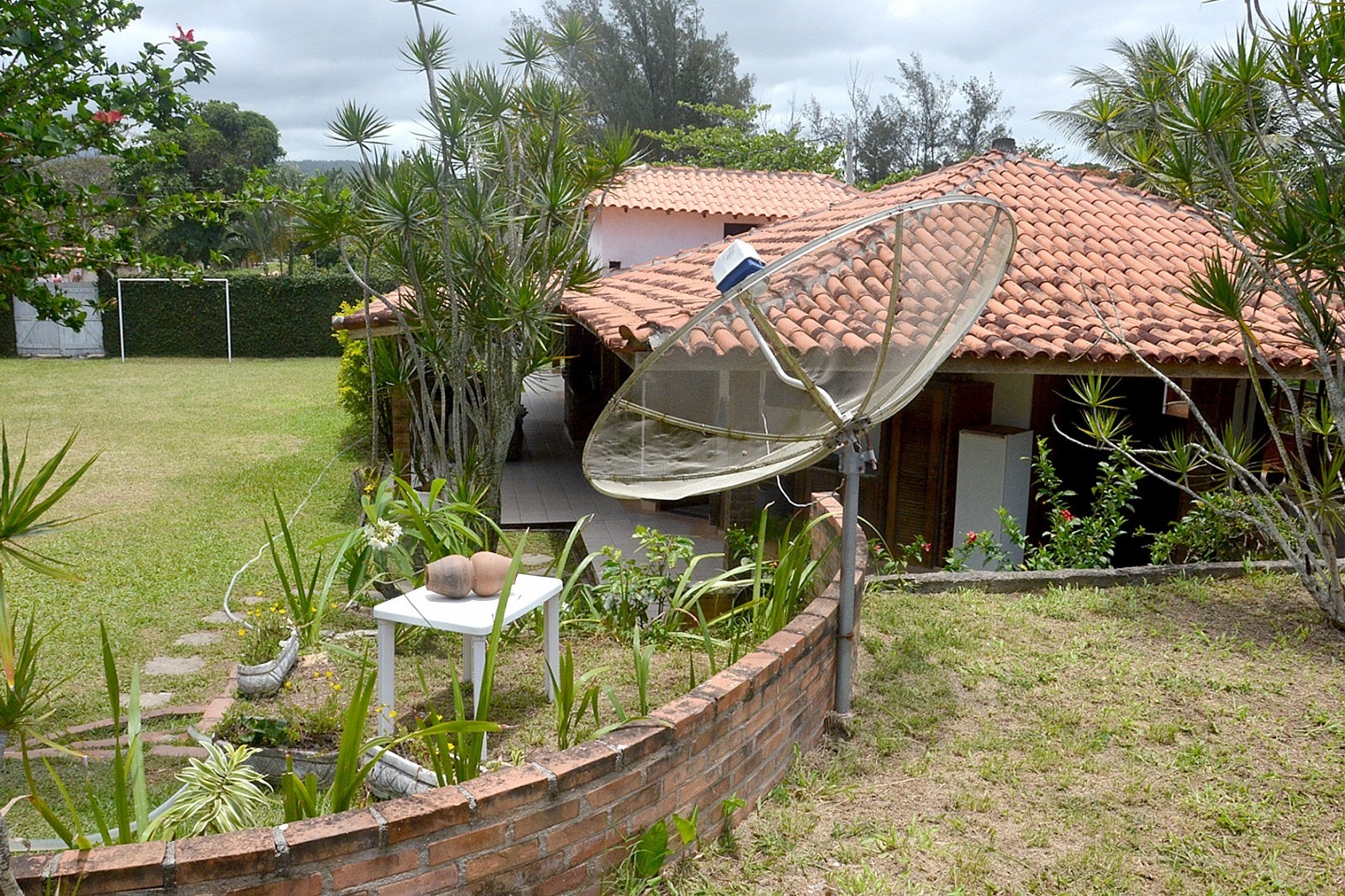 Ved annekset ligger hagen på et litt høyere nivå i terrenget Galleribilde