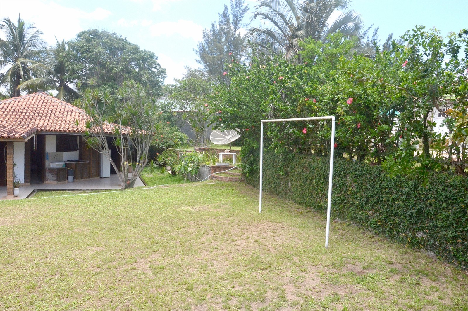 Hovedhuset med stor hage og plass til fotball-spilling Galleribilde