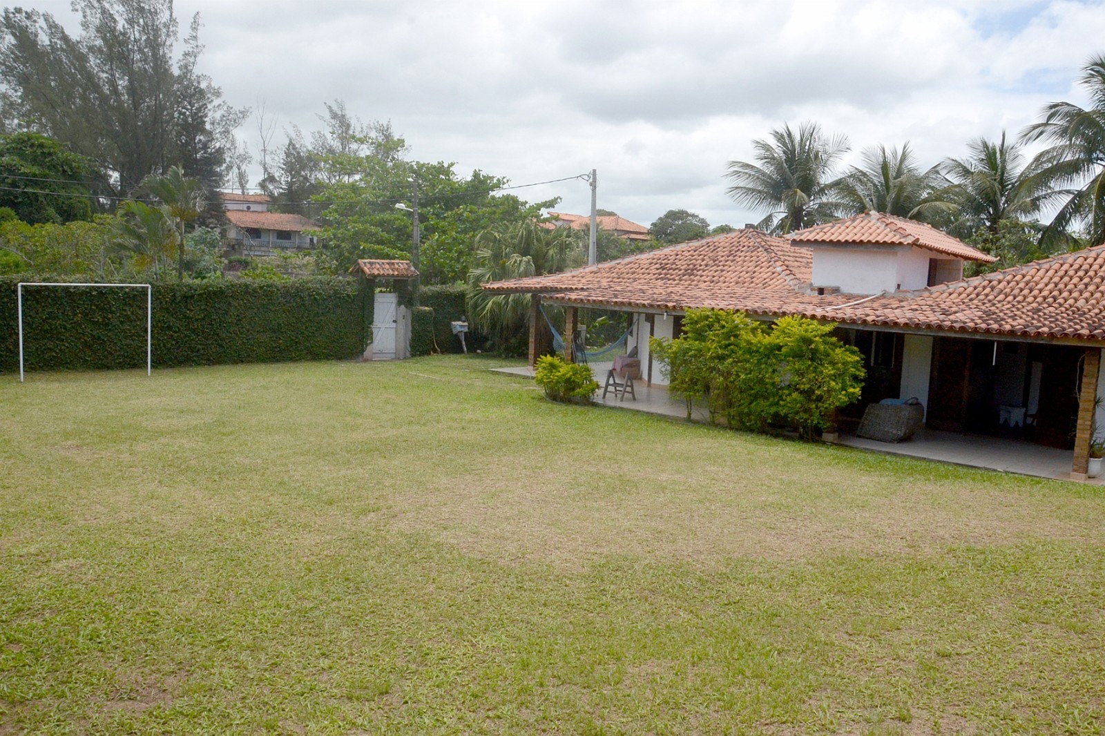 Hovedhuset med stor hage og plass til fotball-spilling Galleribilde